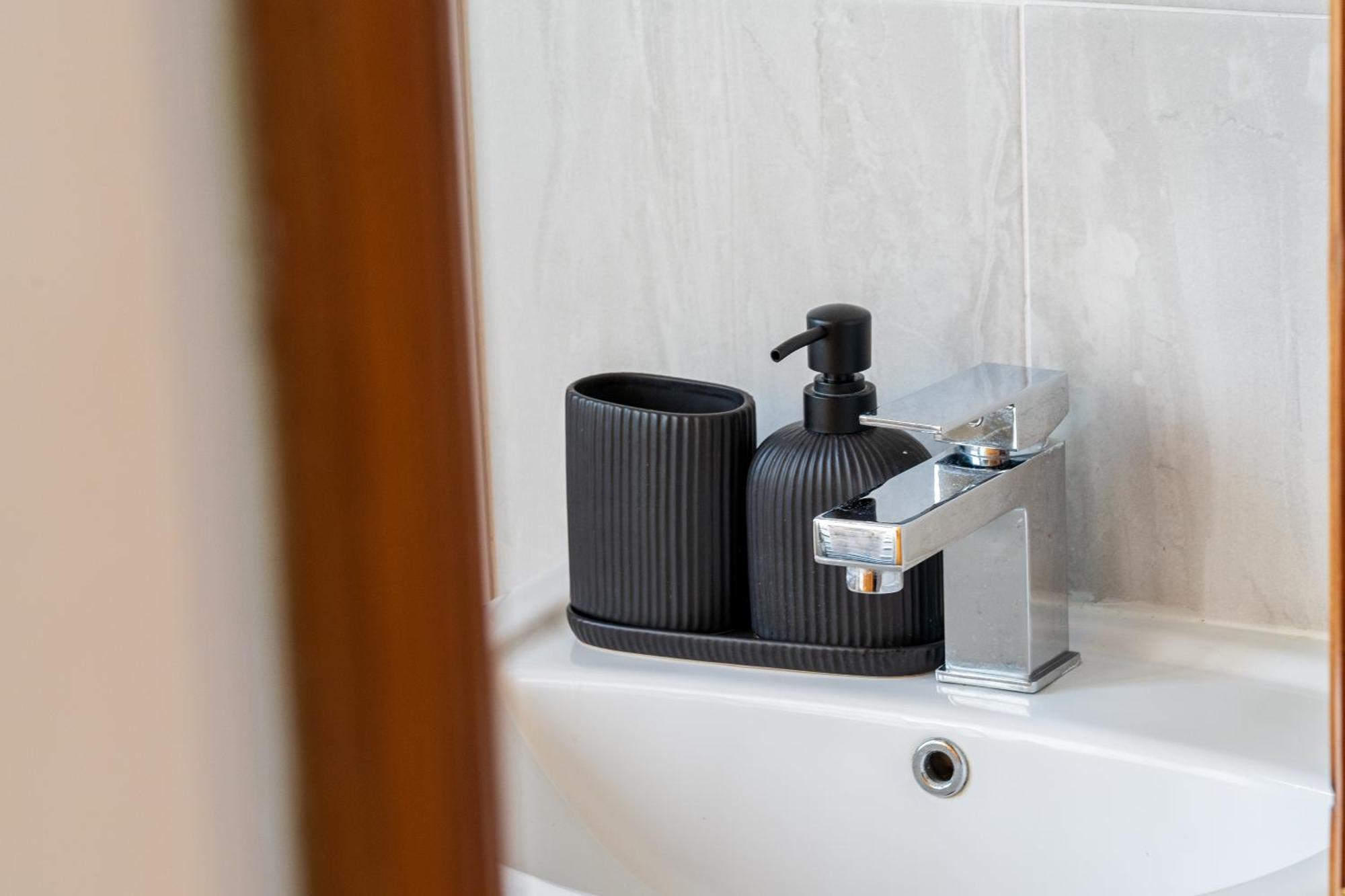 Modern 2 Bedroom Apartment In Mitcham, London エクステリア 写真