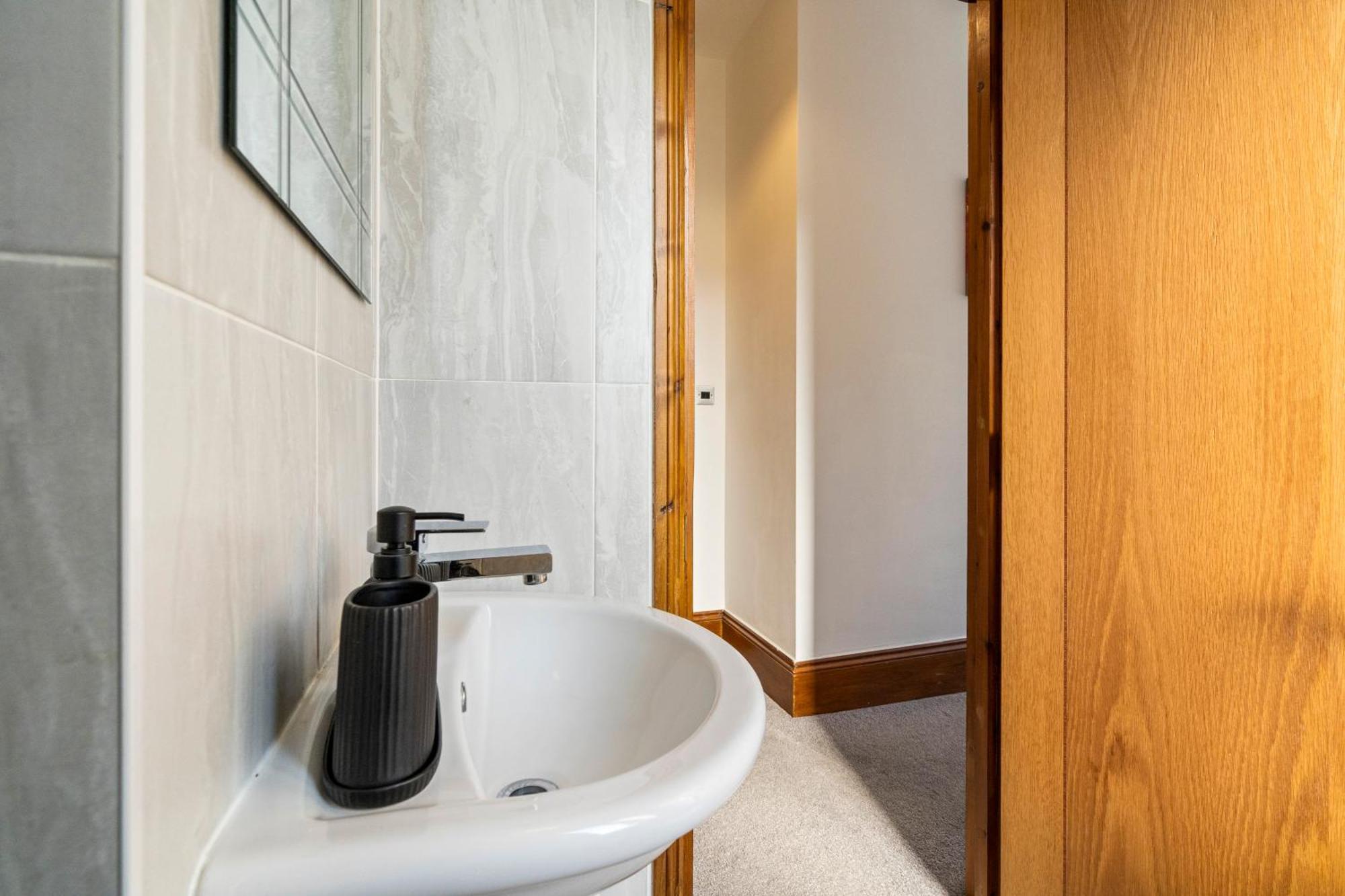 Modern 2 Bedroom Apartment In Mitcham, London エクステリア 写真