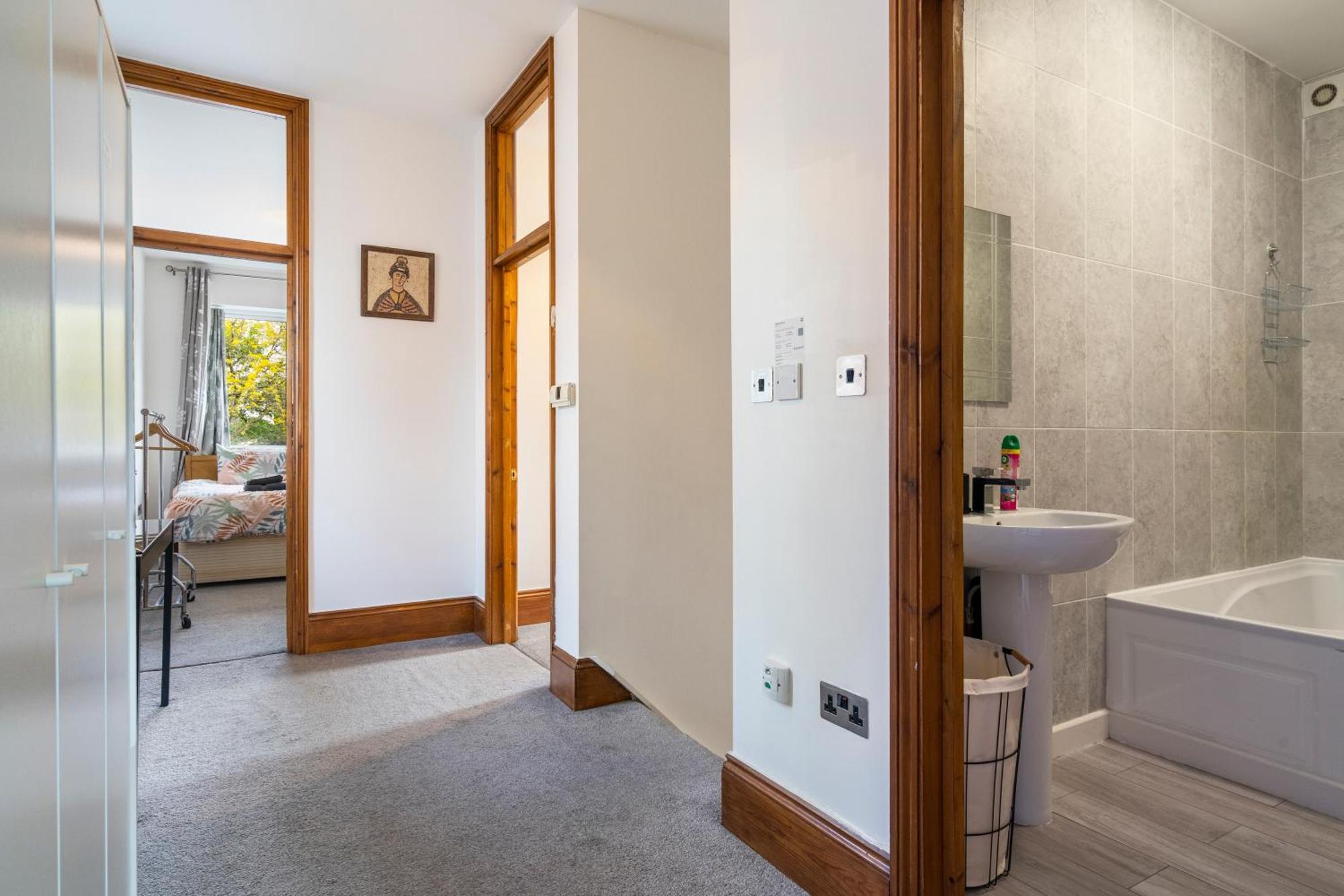 Modern 2 Bedroom Apartment In Mitcham, London エクステリア 写真